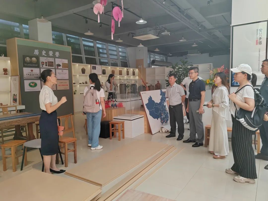 梧州市总工会来钦交流 共促坭兴陶、六堡茶 劳模工匠创新合作(图1)
