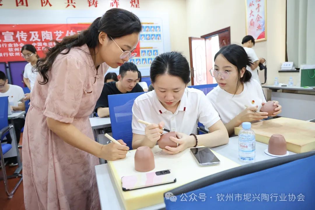 钦州坭兴陶文化宣传及陶艺体验公益活动在中国电信钦州分公司举行(图14) 钦州坭兴陶文化宣传及陶艺体验公益活动在中国电信钦州分公司举行(图14)