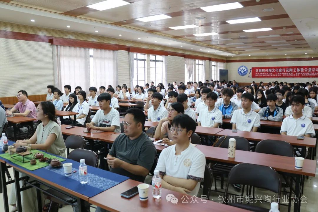 钦州坭兴陶文化宣传及陶艺体验公益活动在钦州商贸学校举行(图2)