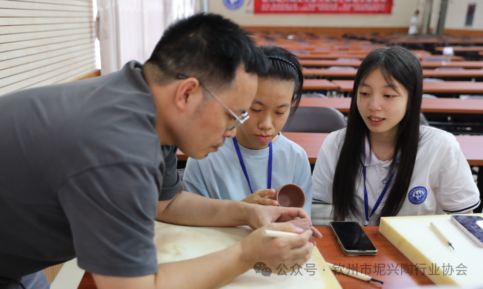钦州坭兴陶文化宣传及陶艺体验公益活动在钦州商贸学校举行(图11)