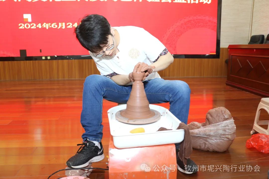 钦州坭兴陶文化宣传及陶艺体验公益活动在钦州商贸学校举行(图6)