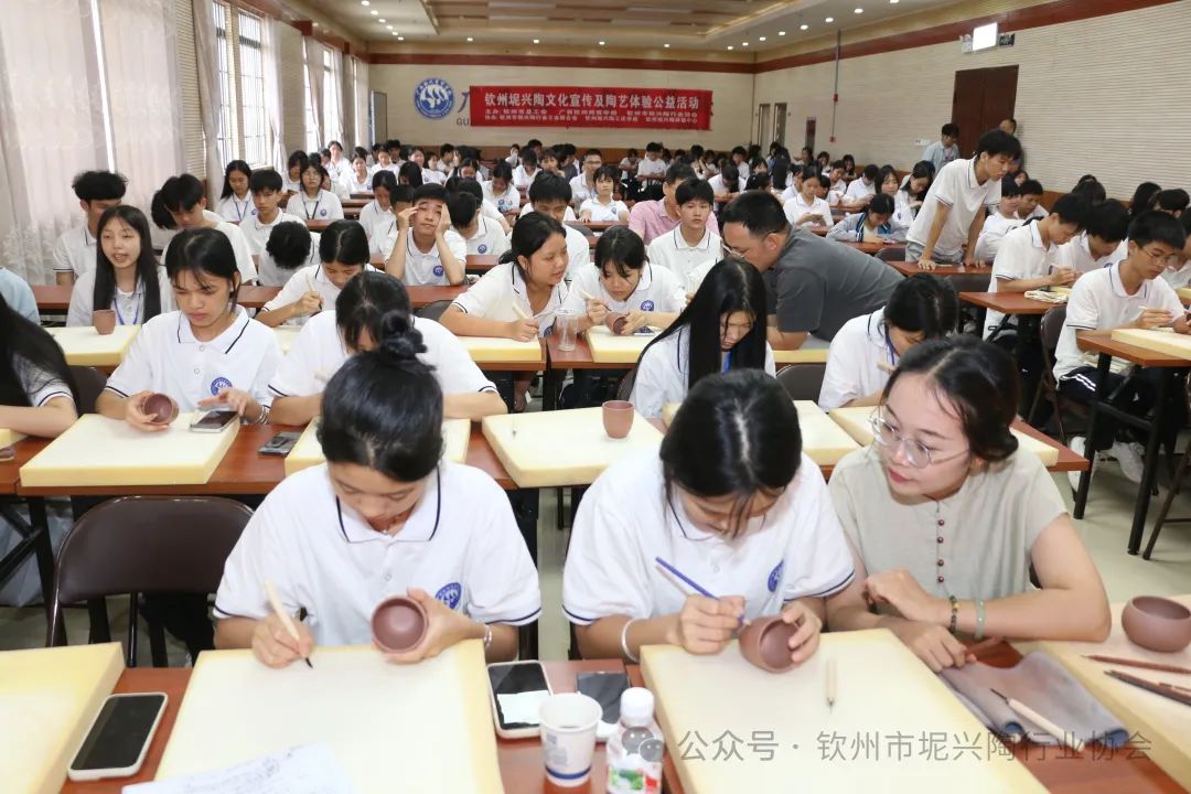 钦州坭兴陶文化宣传及陶艺体验公益活动在钦州商贸学校举行(图7)