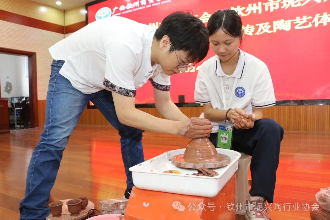 钦州坭兴陶文化宣传及陶艺体验公益活动在钦州商贸学校举行(图8)