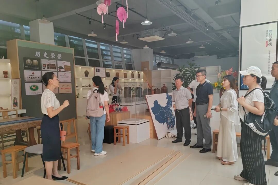 梧州市总工会来钦交流 共促坭兴陶、六堡茶 劳模工匠创新合作